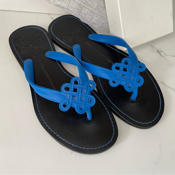 Authentic Diane von Furstenberg Lush Love Knot Flip-Flop Sandals - Picture 2 of 8